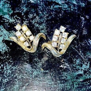 Vintage gold Sarah Coventry earrings clip on leaf